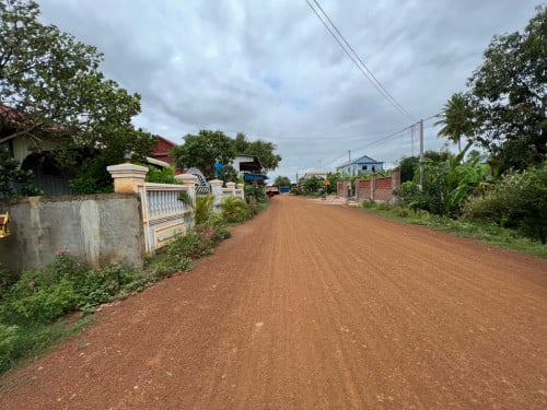 ឃ្លាំង និងដីសម្រាប់លក់បន្ទាន់