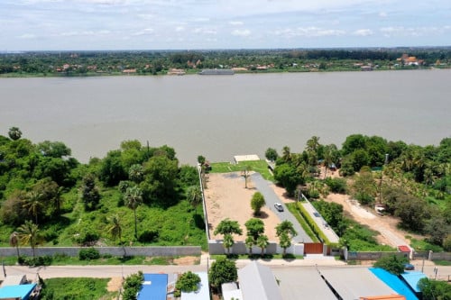 ដីឡូតិ៍~វីឡាលំហែរ ជាប់មាត់ទន្លេរ ដីកម្រមានលក់ ទីតាំងល្អ មានហុងស៊ុយខ្ពស់