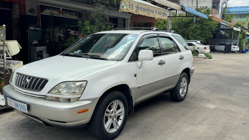 ឡានលក់ RX300 ឆ្នាំ2002 ពាក់កណ្ដាល full ប៉ុងមួយ ព៌ណសកាំម៉ៃ