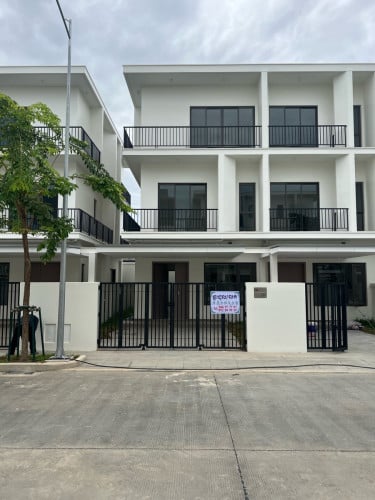 វីឡាកូនកាត់សល់ដីចំហៀង