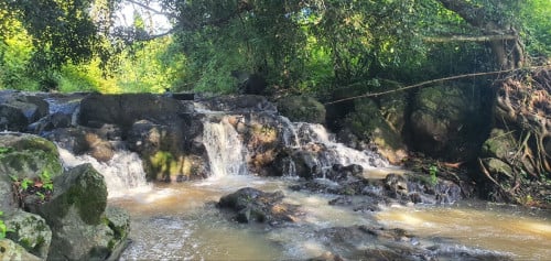 ដីអូរពីមុខភ្នំពីក្រោយ មានជ្រោះ ភ្នំ ទឹកខួបប្រាំងវស្សាហ៍  មានកោះកណ្តាលដី ទេសភាពស្អាតខ្លាំង