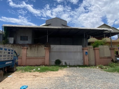 ឃ្លាំងសម្រាប់លក់នៅ ចំកាដូង