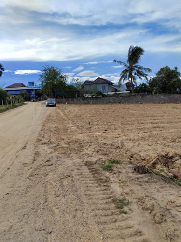ដីម្ជាស់ផ្ទាល់ជាយក្រុងផ្លូវរដ្ឌ ១២ម៉ែត   ទំហំ5*20