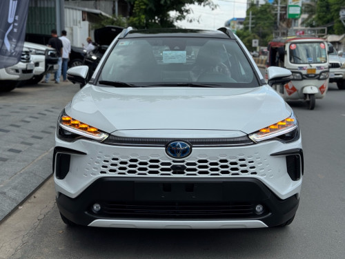 ទិញភ្លាមបានភ្លាម Corolla Cross 2024 Hybrid New 100%