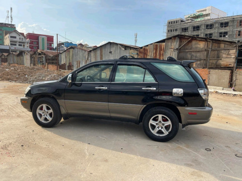 Rx300  ឆ្នាំ 199 9 ឡាននៅស្អាតមុខក្រោយនៅស្រ៊ីនអត់បុក។ជើងក្រោមអេម