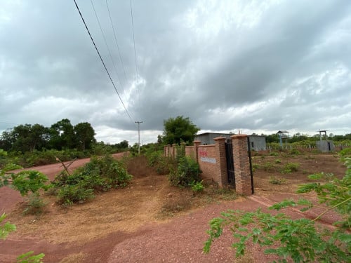 ជាប់ផ្លូវរដ្ឋ៣០ម៉ែត្រ កំពុងសាងសង់ចាក់កៅស៊ូ មើលឃើញទេសភាពភ្នំគូលែន