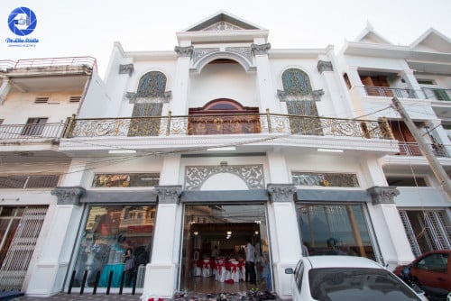 វីឡាកែងការ៉ាស់សាំង𝐓𝐎𝐓𝐀𝐋 វិថីឧកញ៉ាទ្រីហេង 2011  បំពាក់សុទ្ធគ្រឿងឈើប្រណិត