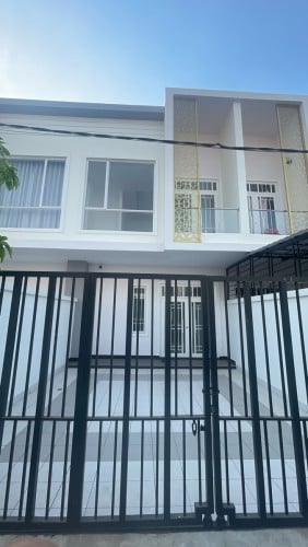 វីឡា​កូនកាត់ LH1 បុរី​ឌឺផ្លរ៉ា​ Borey The Flora