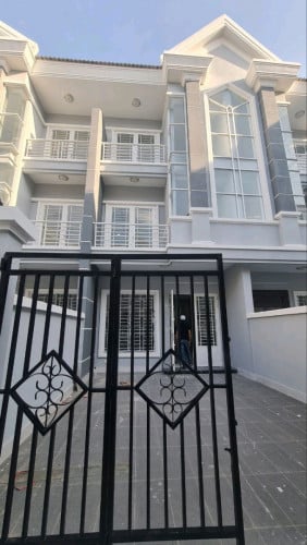 ផ្ទះវីឡាកូនកាត់មានរបង