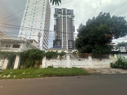 ដីលក់នៅទួលគោក ជិតសាលាទួលគោក នឹងផ្សាធីខេ