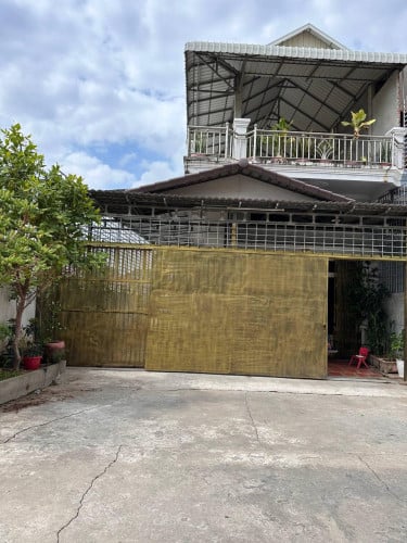 ផ្ទះលក់បន្ទាន់ ចន្លោះកណ្តាលស្ពានក្បាល់ថ្នល់និង អុីអ៊ន3