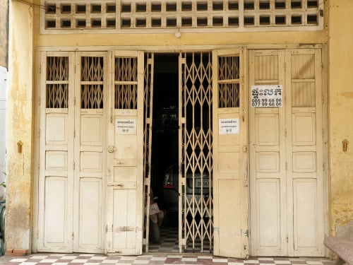 ផ្ទះលក់កណ្ដាលក្រុងបាត់ដំបង ជិតផ្សារណាត់ ផ្លូវលេខ2កន្លះ 1ល្វែងកន្លះ មានផ្លូវចំហៀង និងផ្លូវក្រោយ