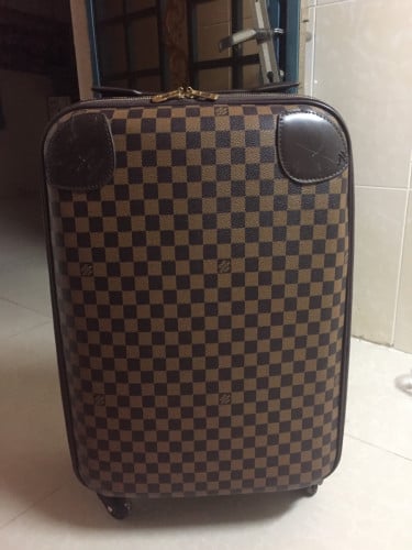 Lv original ប្រើបាន2ដងទេនៅ95% ស្ទើរបន្ដិច របកតែលើតិចដូចក្នុងរូបនឹងទេបង ចង់លក់វិញបង