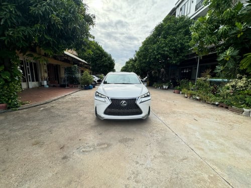 NX200T 015 F-Sports គុជ3​ ក្នុងក្រហមចាស់