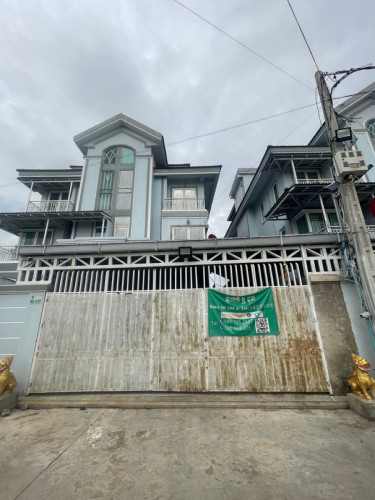 * ទំហំដី៖ 8ម x 24ម* ទំហំផ្ទះ៖ 5.50ម x 15ម* សល់ដីមុខ 7ម សល់ដីក្រោយ 2ម និងសល់ដីខាងលិច