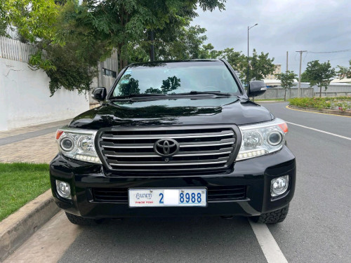 Toyota land cruiser ឆ្នាំ2012 VIP V8 ម៉ាស៊ូត សោរ2គ្រាប់