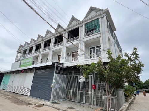 ផ្ទះជាប់ផ្លូវ ៣០ម