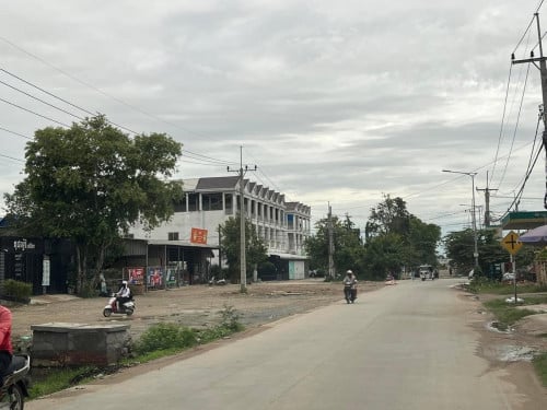ផ្ទះជាប់ផ្លូវ ៣០ម