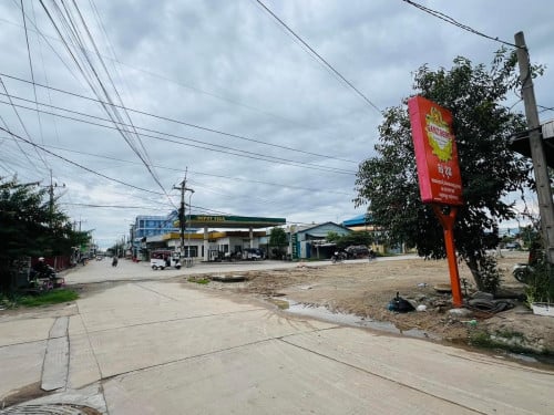 ផ្ទះជាប់ផ្លូវ ៣០ម