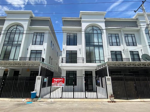 ផ្ទះកូនកាត់សល់ចំហៀងសំរាប់លក់នៅបុរីលនសុីធី ឡូតទូសាណា (ចោមចៅ)