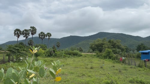 ដី មានភ្នំ មានទឹក