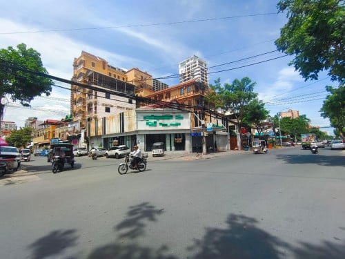 ផ្ទះអាជីវកម្មកែងសម្រាប់ជួល - Corner Commercial House For Rent on Main Road