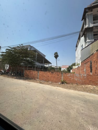 ដីលក់ក្រោមទីផ្សារនៅ ក្រាំងធ្នង់