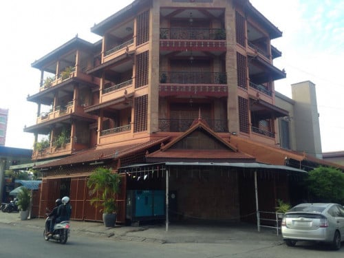 អគារពាណិជ្ជវកម្មកែងសម្រាប់ជួល - Corner Commercial Building For Rent on Main Road