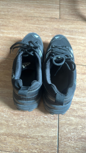 ស្បែកជើង Addidas