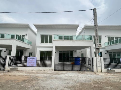 Villa លក់បន្ទាន់ បុរីម៉នដានី ផ្លូវទំនប់កប់ស្រូវ ប្លង់រឹង