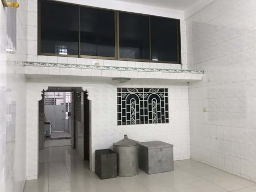 ផ្ទះល្វែងជាន់ទីមួយ មាន២បន្ទប់គេង សំរាប់ស្នាក់នៅច្រើននាក់ ឬលក្ខណៈគ្រួសារ នៅក្បែរផ្សារ សាលារៀន