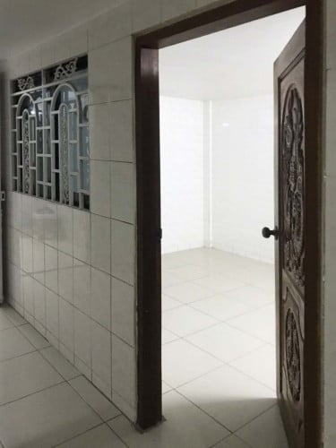 ផ្ទះល្វែងជាន់ទីមួយ មាន២បន្ទប់គេង សំរាប់ស្នាក់​នៅ​ច្រើននាក់ ឬលក្ខណៈគ្រួសារ នៅក្បែរផ្សារ សាលារៀន