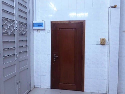 ផ្ទះល្វែងជាន់ទីមួយ មាន២បន្ទប់គេង សំរាប់ស្នាក់​នៅ​ច្រើននាក់ ឬលក្ខណៈគ្រួសារ នៅក្បែរផ្សារ សាលារៀន