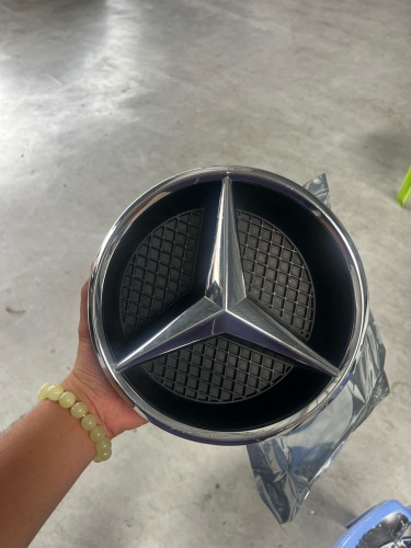 Logo Mercedes-Benz GLC300 ខាងមុខ ហ្សុីន