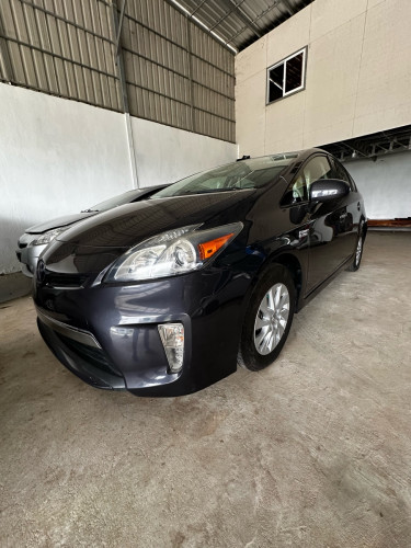 Toyota Prius 2012 plug in ១០ មឺនម៉ាយ