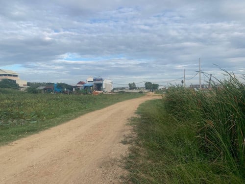 ដីលក់ខាងកើតបុរីពិភពថ្មីឈូកវ៉ា 2​ ជិតសួនកំសាន្ត​ ក្រាំងធ្នង់​ សែនសុខ​ ភ្នំពេញ