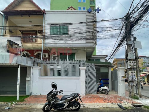 Corner 4 Bedrooms shophouse available for rent in Tumnob Teuk area.