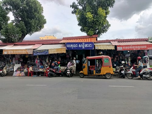 តូបនៅផ្សារចាស់លក់បន្ទាន់