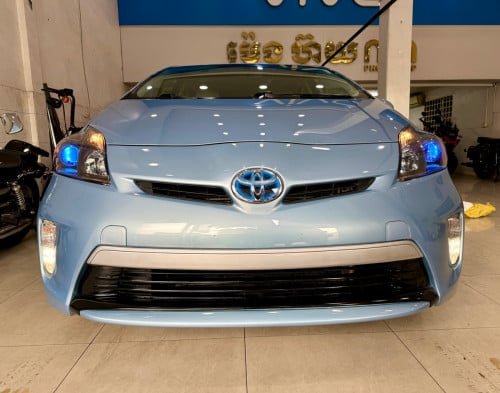 2012​ Toyota Prius plug-in ប្រេីសាក់ភ្លេីងរដ្ធបាននិង(អគ្គិសនី)\ud83d\udc49មានរូបរាងដ៍ស្រស់ស្អាត