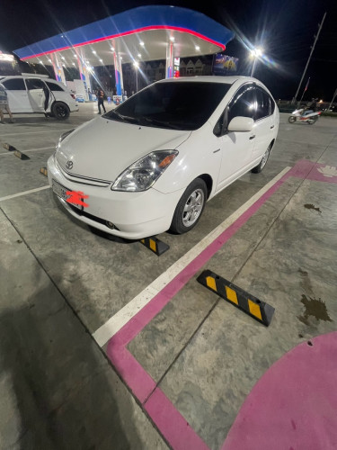 Prius សរ full options ក្នុងលឿង មេឡានបងប្អូន