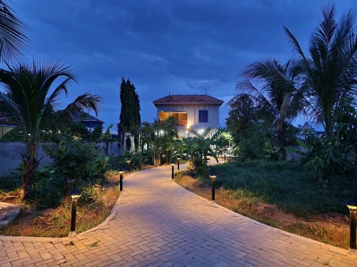 ផ្ទះឈើដាក់ជួល ក្នុងខណ្ឌ ដង្កោ ដីធំទូលាយ 16ម×50ម។ ប្រហែល 15នាទី ជិះទៅ អ៊ីអន3 និង ព្រលានយន្តហោះថ្មី។