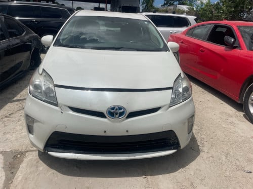 Prius 2014 White Option4 ក្នុងលឿង បើកទូរថ្ងៃ១៣ ខែ០៩