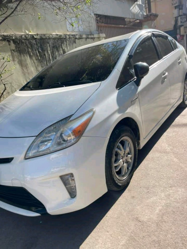 Prius 010 option2 ឡានប្រើផ្ទាល់ធានាឡានស្អាតគ្មានកន្លែងទាស់ ម៉ាស៊ីន អាគុយ abs នៅអេម។តម្លៃ 16500$