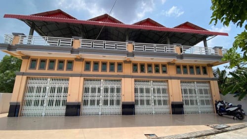 ផ្ទះ​ខាងសល់ដី​ចំហាង​(លក់​បន្ទាន់​ខ្លាំង​)