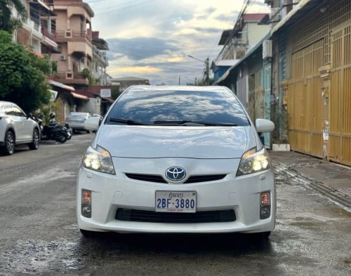 Toyota Prius Option 5 ក្នុង​លឿង​ ស្លាកលេខ​