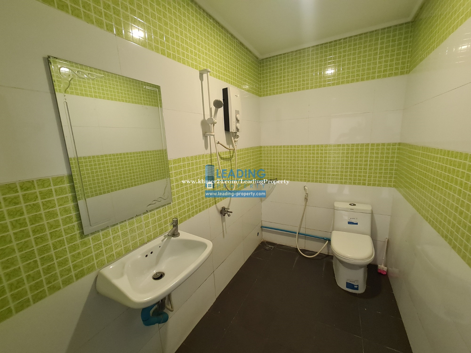 N992 Western 1 Bedroom Apartment with Lift and Car Park Near Chinese