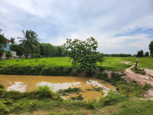 ដីនៅព្រំដែនច្រកម៉ឺនជ័យ ទីតាំងល្អលើផ្លូវធំលក់ឬបន្ទាន់