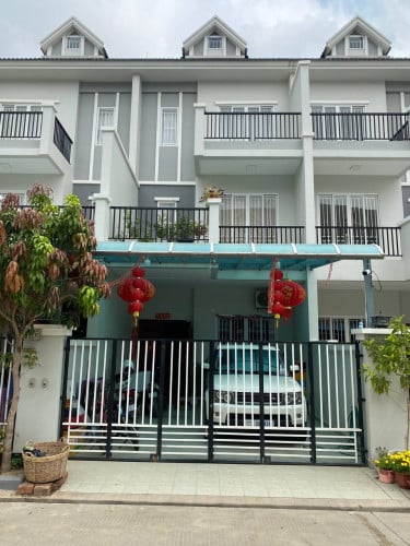 លក់ និង ជួល​ វីឡាកូនកាត់​  បុរីភ្នំពេញថ្មីគ្រីស្តាល់ផាក​ ប្លង់រឹង