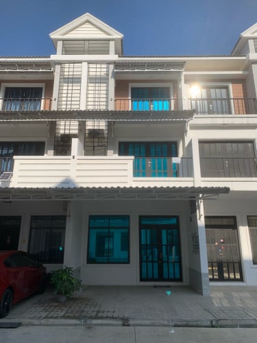 ផ្ទះលក់ នៅជិតប៉េងហ៊ួត ព្រែកថ្លឹង ផ្លូវ 50m ជិត eaon 3 ក៏ជិតព្រលានថ្មីដែរ