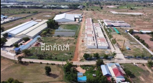 ដីដាក់លក់ (700ម៉ែត្រពីផ្លូវ51)